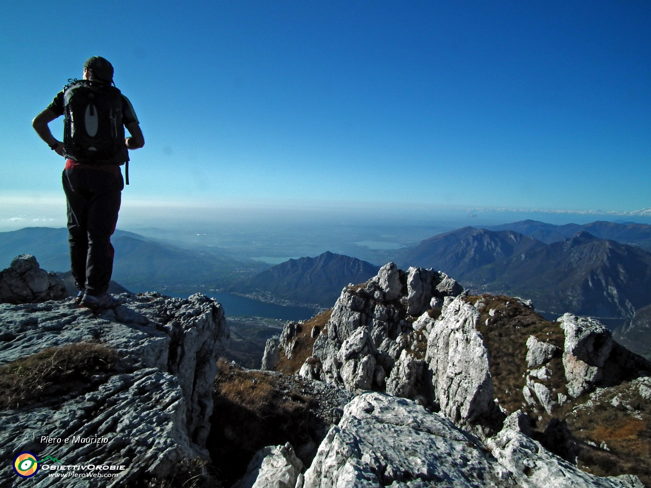 32 Verso il laghi, il Barro,  i Corni di Canzo, il Moregallo....JPG